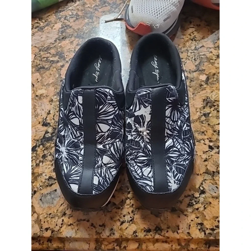 Womans Easy Spirit Travel Time Slip On Size 9 Black and White Floral Casual Boho